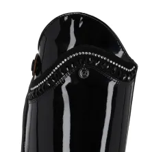 Lamira, botas negras de charol y brillantes