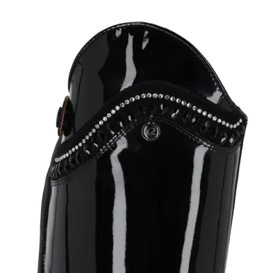 Lamira, botas negras de charol y brillantes