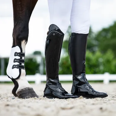 Lamira, botas negras de charol y brillantes